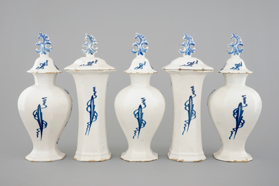 Une garniture de chemin&eacute;e en fa&iuml;ence de Delft bleu et blanc, 18&egrave;me
