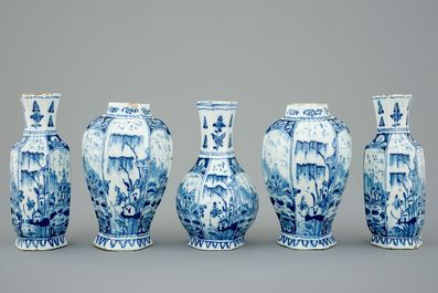 Een verfijnd vijfdelig Delfts blauw-wit kaststel, 18e eeuw