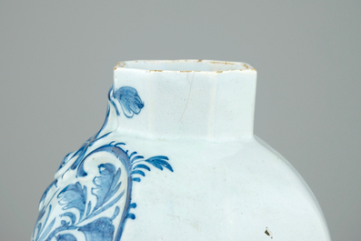 A fine three-piece blue and white Dutch Delft garniture, 18th C.
