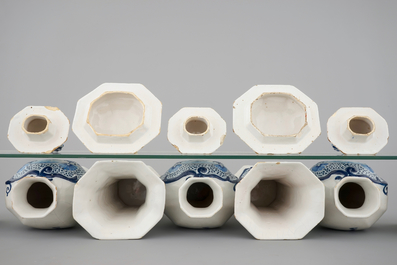 Une garniture de chemin&eacute;e en fa&iuml;ence de Delft bleu et blanc, 18&egrave;me