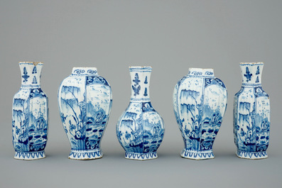 Een verfijnd vijfdelig Delfts blauw-wit kaststel, 18e eeuw