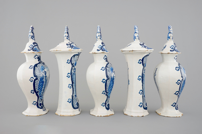 Une garniture de chemin&eacute;e en fa&iuml;ence de Delft bleu et blanc, 18&egrave;me