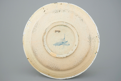 Un plat en majolique de la Frise au panier aux fruits, 18&egrave;me