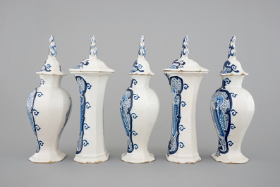 Une garniture de chemin&eacute;e en fa&iuml;ence de Delft bleu et blanc, 18&egrave;me
