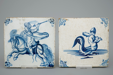 Deux pichets et deux carreaux en fa&iuml;ence de Delft, 17/18&egrave;me