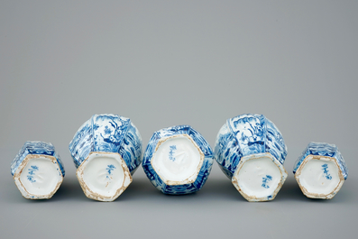Een verfijnd vijfdelig Delfts blauw-wit kaststel, 18e eeuw