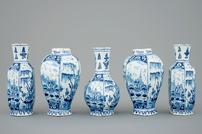 Een verfijnd vijfdelig Delfts blauw-wit kaststel, 18e eeuw
