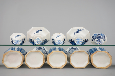 Une garniture de chemin&eacute;e en fa&iuml;ence de Delft bleu et blanc, 18&egrave;me