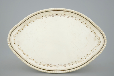 Twee witte creamware terrines, Engeland voor de Nederlandse markt, ca. 1800