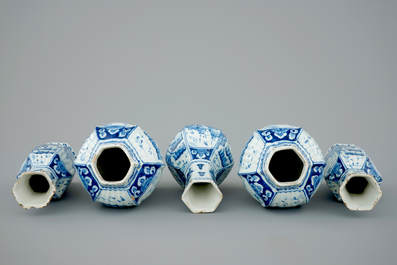 Een verfijnd vijfdelig Delfts blauw-wit kaststel, 18e eeuw