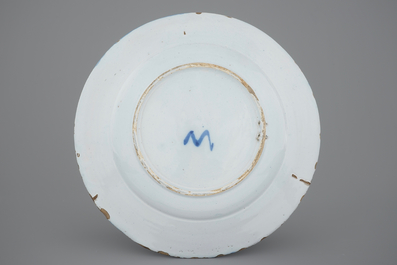Un plat en Delft bleu et blanc au d&eacute;cor chinoiserie, 17&egrave;me