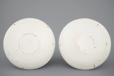 Een paar polychrome Delftse borden met papegaaien, 18e eeuw