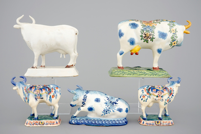 Un lot de 5 vaches et deux plats en fa&iuml;ence de Delft, 17/19&egrave;me