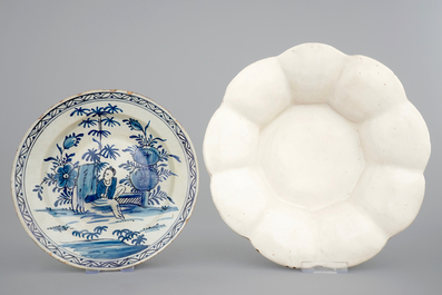 Un lot de 5 vaches et deux plats en fa&iuml;ence de Delft, 17/19&egrave;me