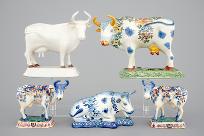 Un lot de 5 vaches et deux plats en fa&iuml;ence de Delft, 17/19&egrave;me