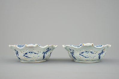Une paire de paniers ajour&eacute;s en fa&iuml;ence de Delft bleu et blanc, 18&egrave;me