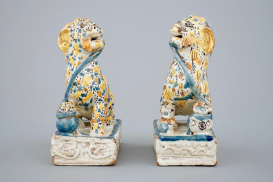 Une paire de lions en fa&iuml;ence polychrome de Talavera, Espagne, 18&egrave;me