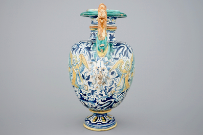 Een altaarvaas met a foglie decor en IHS-paneel in Antwerpse majolica, 16e eeuw