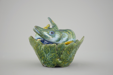 Une terrine en forme de poisson en fa&iuml;ence polychrome de Delft, 18&egrave;me