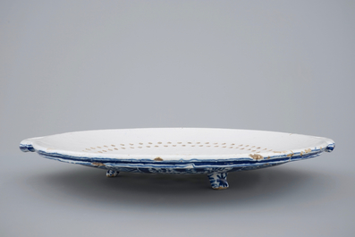 Een groot blauw-wit vergiet gedateerd 1757, Makkum, Friesland