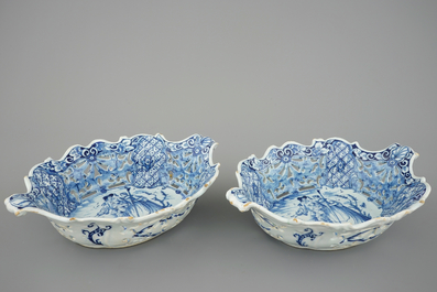 Une paire de paniers ajour&eacute;s en fa&iuml;ence de Delft bleu et blanc, 18&egrave;me