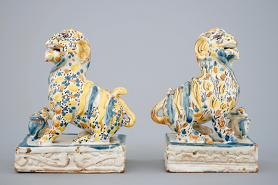 Une paire de lions en fa&iuml;ence polychrome de Talavera, Espagne, 18&egrave;me