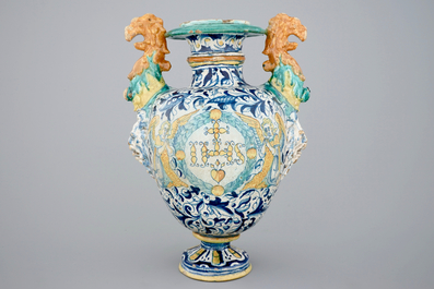 Een altaarvaas met a foglie decor en IHS-paneel in Antwerpse majolica, 16e eeuw