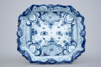 Een blauw-witte Delftse botervloot op schaal, 18e eeuw
