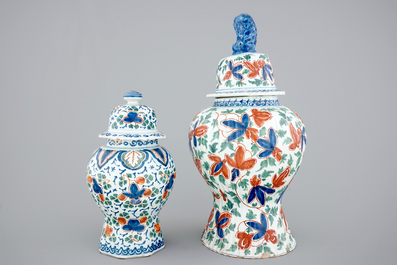 Un paire de vases en fa&iuml;ence de Delft de palette cachemire, 17/18&egrave;me