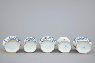 Une garniture de 5 vases en fa&iuml;ence de Delft bleu et blanc, 18&egrave;me