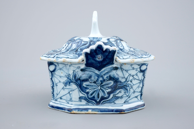 Een blauw-witte Delftse botervloot op schaal, 18e eeuw