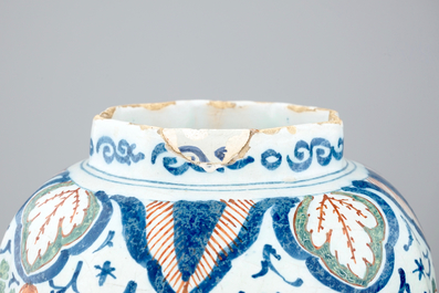 Un paire de vases en fa&iuml;ence de Delft de palette cachemire, 17/18&egrave;me