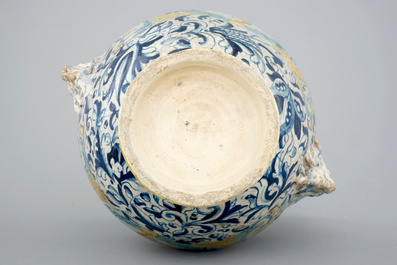 Een altaarvaas met a foglie decor en IHS-paneel in Antwerpse majolica, 16e eeuw