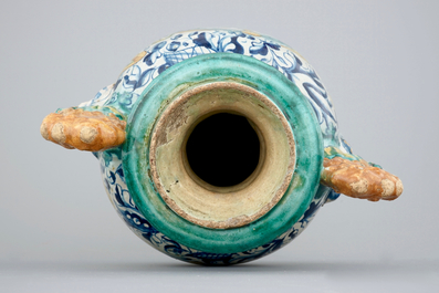 Een altaarvaas met a foglie decor en IHS-paneel in Antwerpse majolica, 16e eeuw