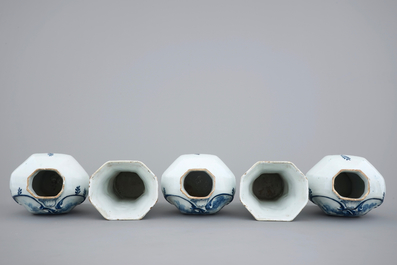Une garniture de 5 vases en fa&iuml;ence de Delft bleu et blanc, 18&egrave;me