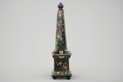 Un ob&eacute;lisque en noir de Delft, vers 1700