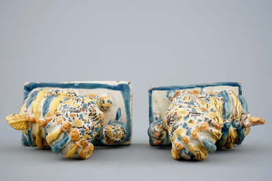 Une paire de lions en fa&iuml;ence polychrome de Talavera, Espagne, 18&egrave;me