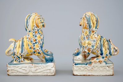 Une paire de lions en fa&iuml;ence polychrome de Talavera, Espagne, 18&egrave;me