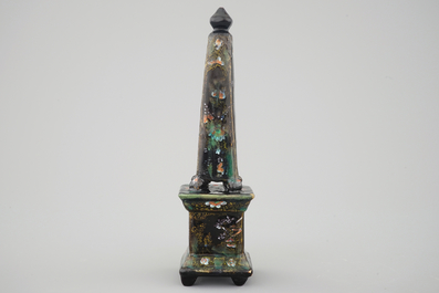 Un ob&eacute;lisque en noir de Delft, vers 1700