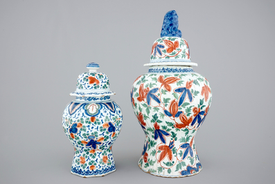 Un paire de vases en fa&iuml;ence de Delft de palette cachemire, 17/18&egrave;me