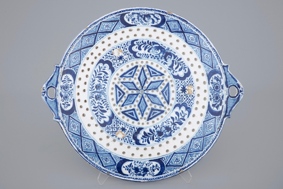 Een groot blauw-wit vergiet gedateerd 1757, Makkum, Friesland