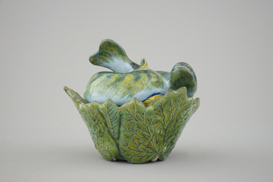 Une terrine en forme de poisson en fa&iuml;ence polychrome de Delft, 18&egrave;me