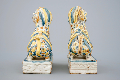Une paire de lions en fa&iuml;ence polychrome de Talavera, Espagne, 18&egrave;me