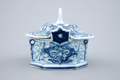 Een blauw-witte Delftse botervloot op schaal, 18e eeuw