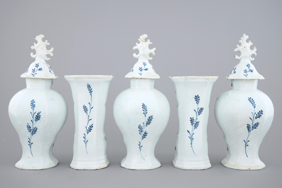 Une garniture de 5 vases en fa&iuml;ence de Delft bleu et blanc, 18&egrave;me