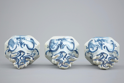 Une garniture de 5 vases en fa&iuml;ence de Delft bleu et blanc, 18&egrave;me