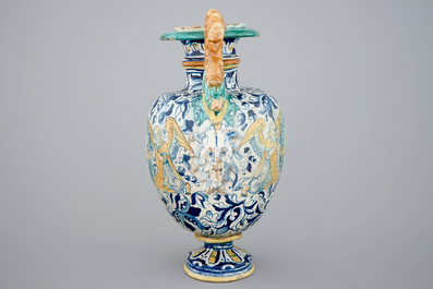 Een altaarvaas met a foglie decor en IHS-paneel in Antwerpse majolica, 16e eeuw