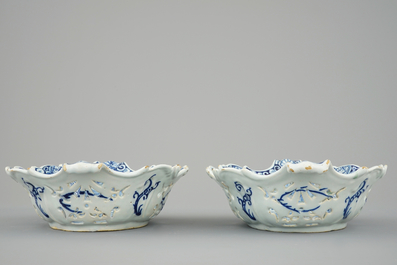 Une paire de paniers ajour&eacute;s en fa&iuml;ence de Delft bleu et blanc, 18&egrave;me