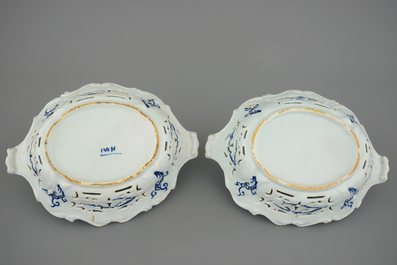 Une paire de paniers ajour&eacute;s en fa&iuml;ence de Delft bleu et blanc, 18&egrave;me