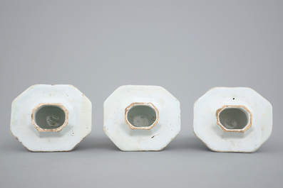 Une garniture de 5 vases en fa&iuml;ence de Delft bleu et blanc, 18&egrave;me